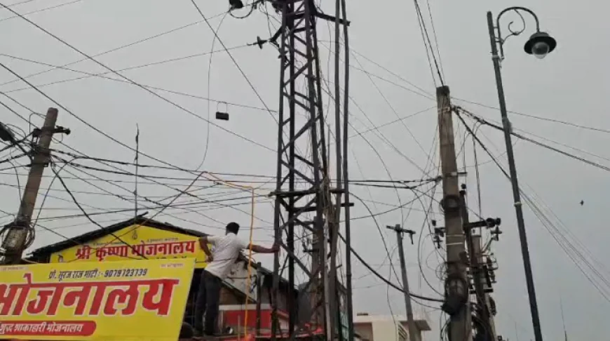 हाईटेंशन बिजली लाइन अचानक टूटने से,पांच कर्मचारी करंट की चपेट में आए.