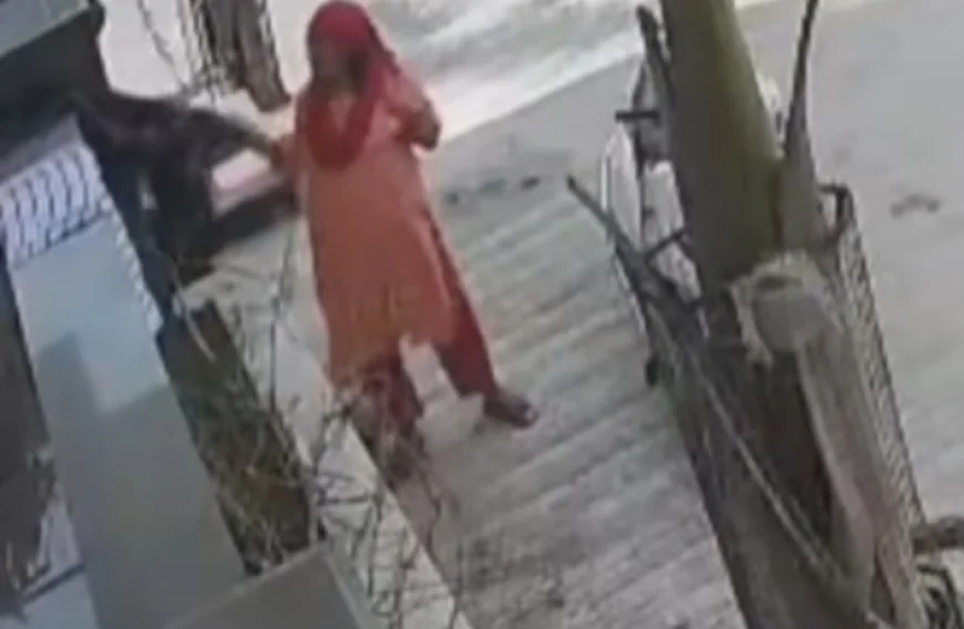 पार्षद के घर से दिनदहाड़े कपड़ों की चोरी, स्कूटी सवार युवती ने सीसीटीवी में रचाया 'कपड़ा चोर ड्रामा'.