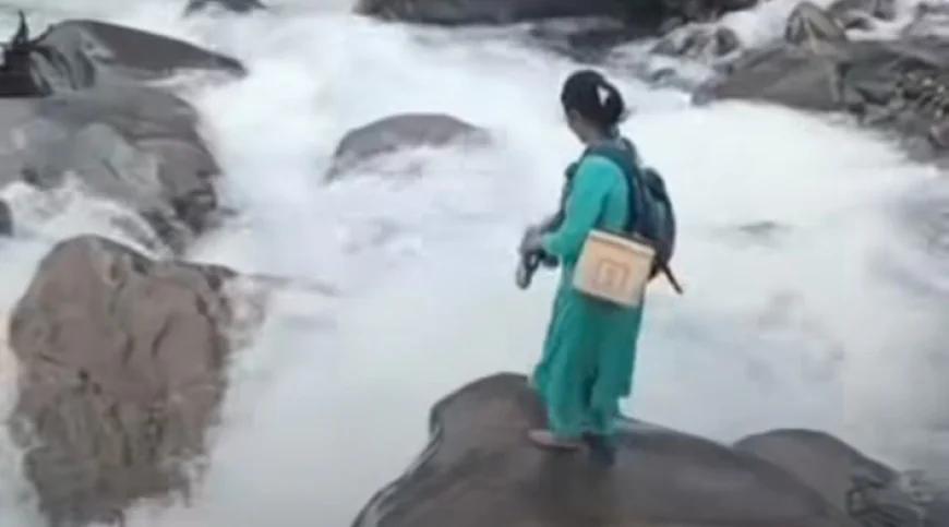 देश की साहसी नर्स,ड्यूटी के लिए जान का ख़तरा मोल लांघ गई उफनता नाला.