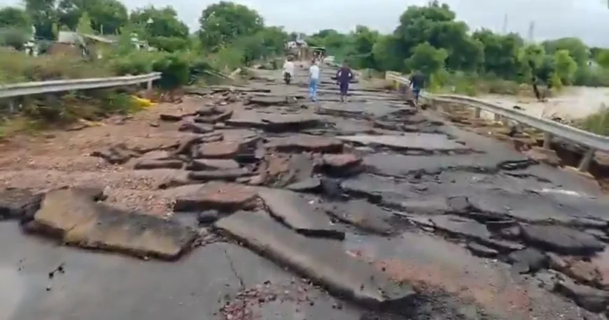 कोटा-दौसा हाइवे पर बारिश के कहर के बाद सड़कों की बदहाली.