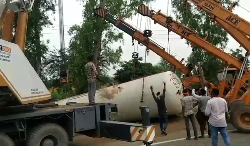 देर रात गैस टैंकर पलटने से हादसा, सुबह तक चला रेस्क्यू, बड़ा हादसा टला