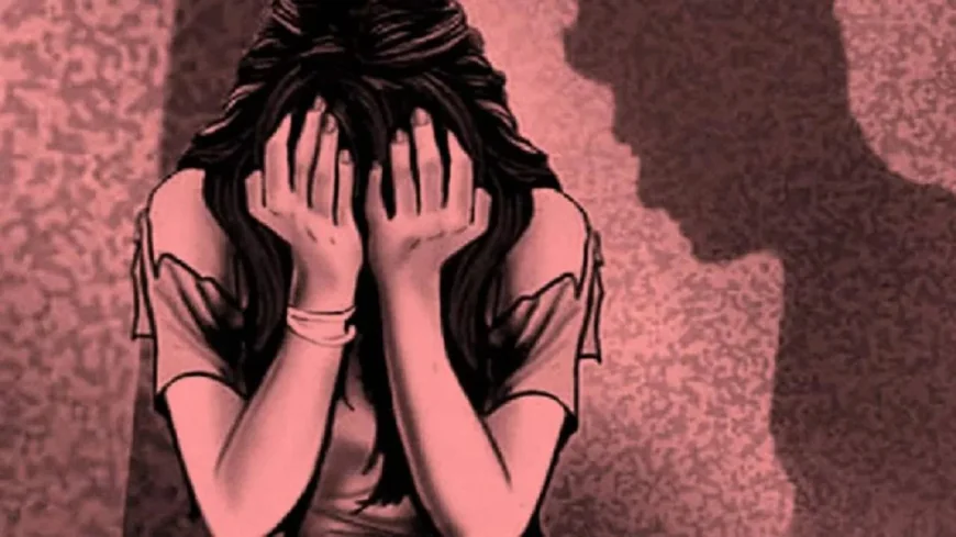 सरकारी स्कूल के शिक्षक को बच्ची से छेड़छाड़ करने पर,गुस्साई महिलाओं ने चप्पलों से पीट-पीटकर सिखाया सबक.