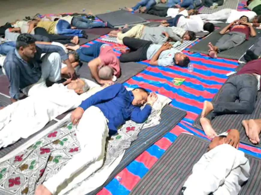 बालोतरा अस्पताल में लापरवाही से युवक की मौत,सांसद उम्मेदाराम परिजनों और ग्रामीणों के साथ हॉस्पिटल के बाहर सोए