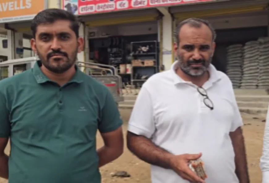 पानी में बहती मिली नोटों की गड्डी आपकी है तो संपर्क के लिए खबर के अंत में नंबर