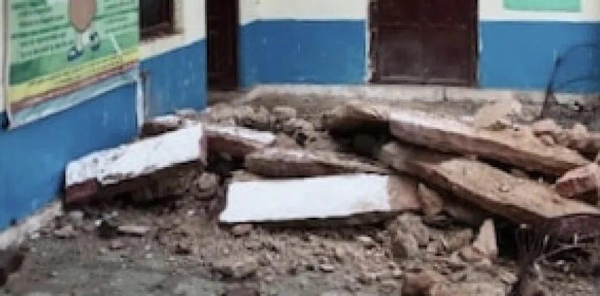 भारी बारिश के चलते ढही सरकारी स्कूल की जर्जर इमारत,बड़ा हादसा होते टला.