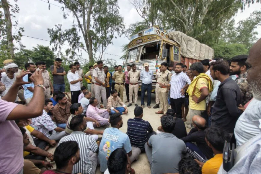 गलत साइड से आ रहे ट्रक ने माता-पिता की आंखों के सामने ढाई साल के मासूम बेटे को कुचल.