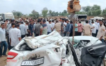 कार-बस की टक्कर में 4 की मौत, दर्जनभर घायल