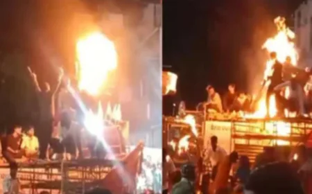 उज्जैन में जुलूस के दौरान आग का खतरनाक खेल, दो युवक बुरी तरह झुलसे.
