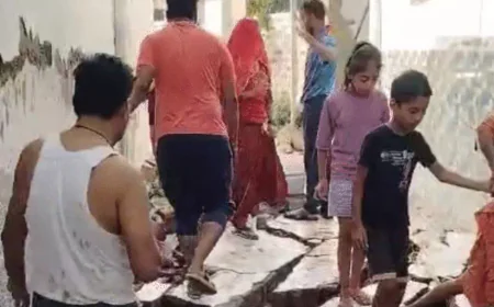 तालाब की पाल टूटी, सैकड़ों घरों में भरा पानी प्रशासन ने शुरू किया राहत कार्य