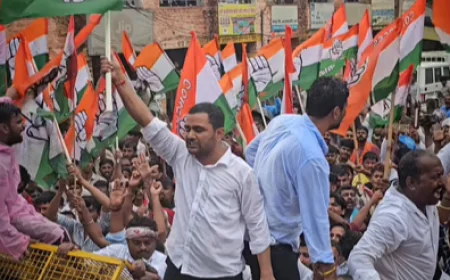 जिला कलेक्ट्रेट के बाहर जोरदार प्रदर्शन,  टूटी सड़कों और बिगड़ती व्यवस्था के खिलाफ सड़कों पर उतरे कांग्रेसी