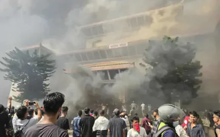 19 लोग मारे गए: सोशल मीडिया प्रतिबंध का विरोध भड़क उठा—संसद व राष्ट्रपति आवास जले; केपी ओली ने इस्तीफा दे दिया