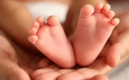 मजबूरी में मां ने नवजात सौंपा किन्नर को, पुलिस ने लौटाया – अब DM के पास पहुँचा मामला