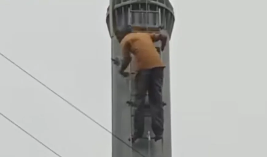जिओ टावर पर चढ़कर युवक ने किया हाई-वोल्टेज ड्रामा...