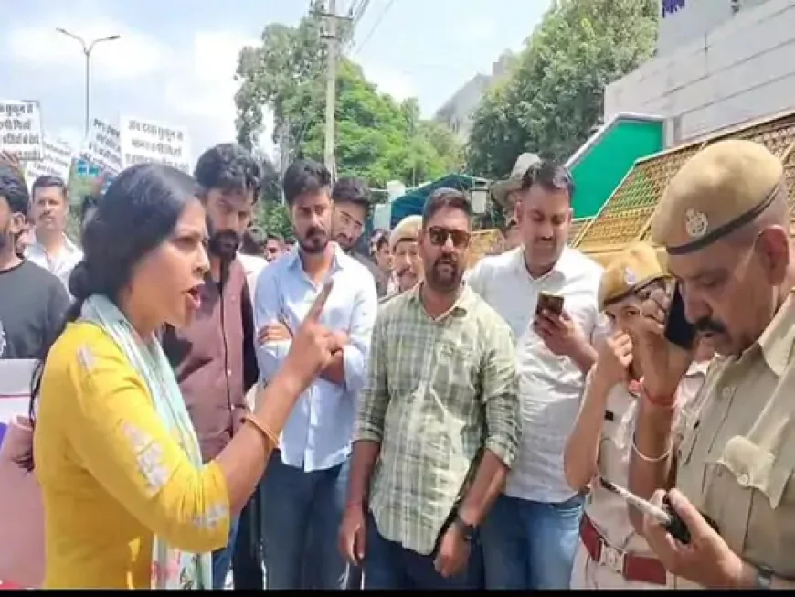 एसआई भर्ती रद्द होने से नाराज सब इंस्पेक्टर्स ने किया प्रदर्शन, कलेक्ट्रेट में तीखी बहस