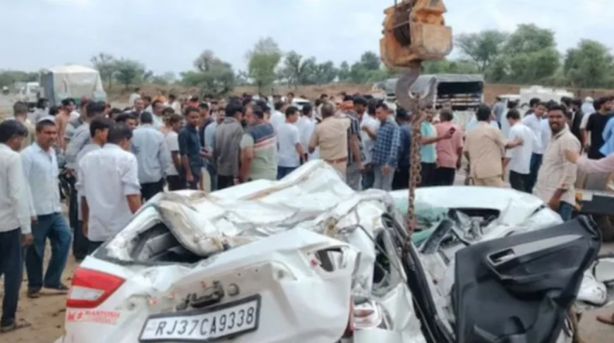 कार-बस की टक्कर में 4 की मौत, दर्जनभर घायल