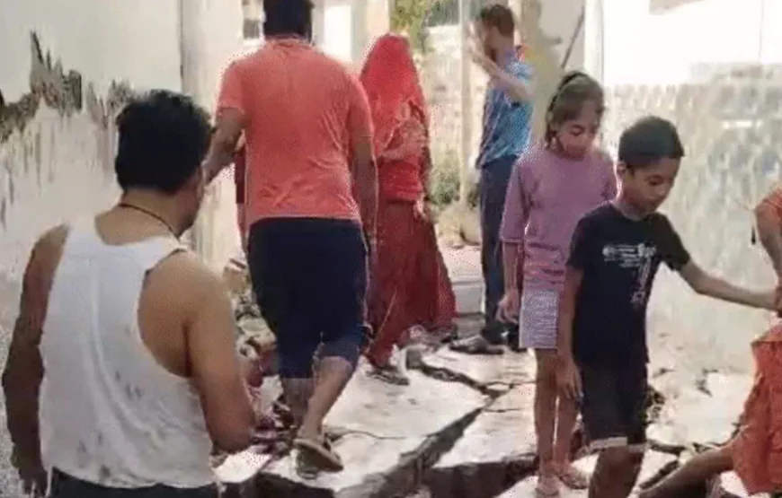 तालाब की पाल टूटी, सैकड़ों घरों में भरा पानी प्रशासन ने शुरू किया राहत कार्य