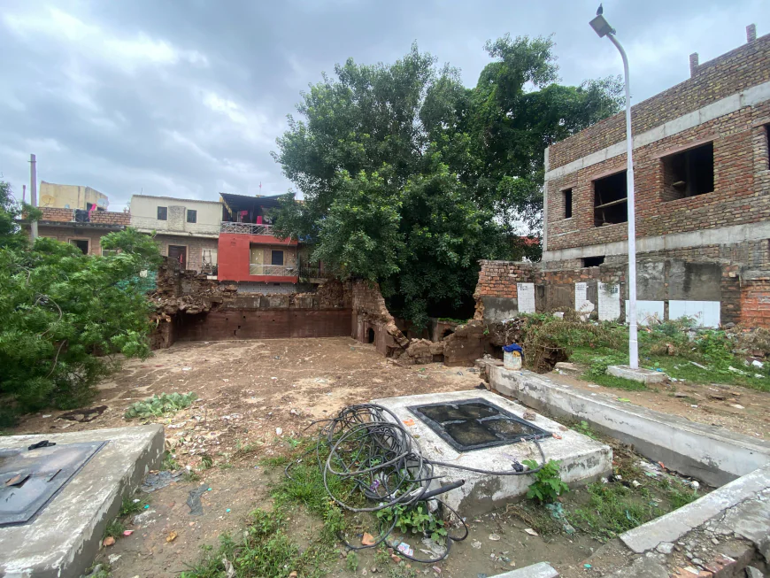 रोडवेज बस स्टैंड पर प्राचीन बावड़ी की दीवार ढहने से हड़कंप, कर्मचारियों की गाड़ियां और कमरा बावड़ी में समाया.