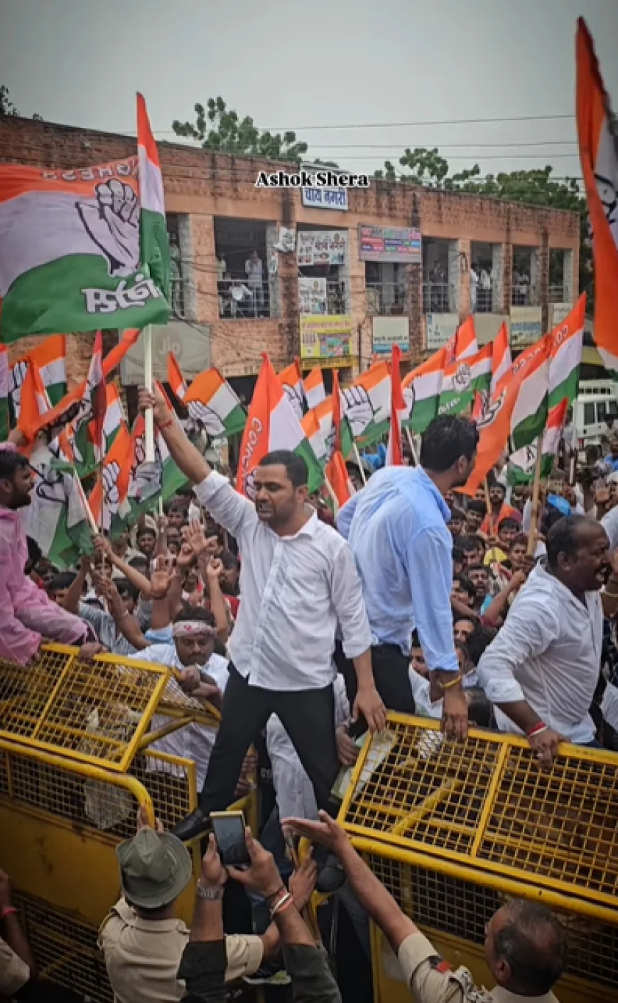 जिला कलेक्ट्रेट के बाहर जोरदार प्रदर्शन, टूटी सड़कों और बिगड़ती व्यवस्था के खिलाफ सड़कों पर उतरे कांग्रेसी