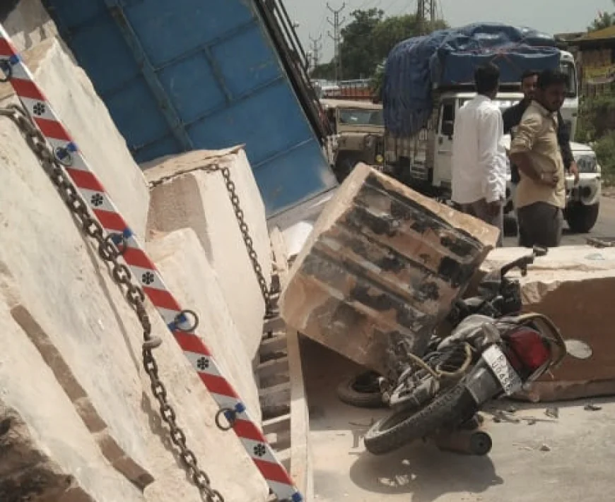 माता के थान क्षेत्र में सड़क में समाया भारी भरकम ट्रक,बाइक सवार बाल-बाल बचा.