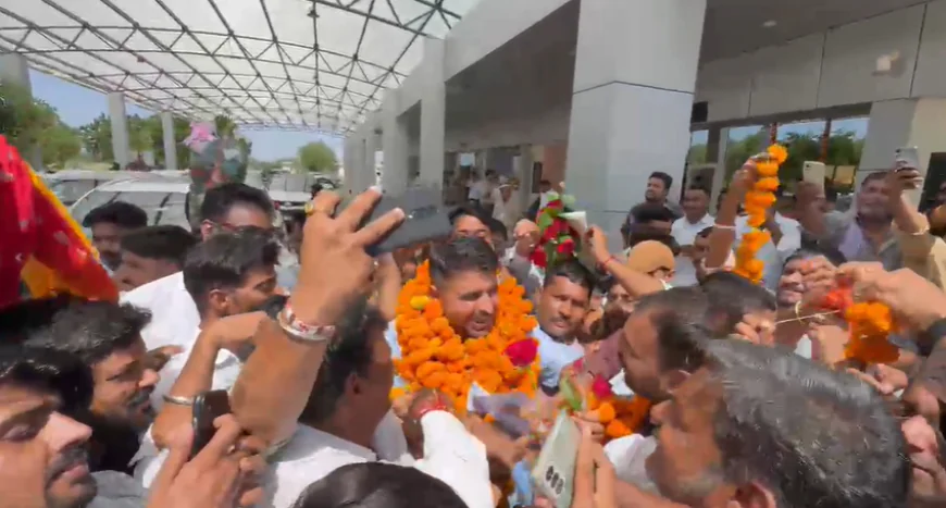 बीकानेर में विधायक रविन्द्र सिंह भाटी का भव्य स्वागत, JCB से हुई पुष्पवर्षा, युवाओं में दिखा ज़बरदस्त जोश