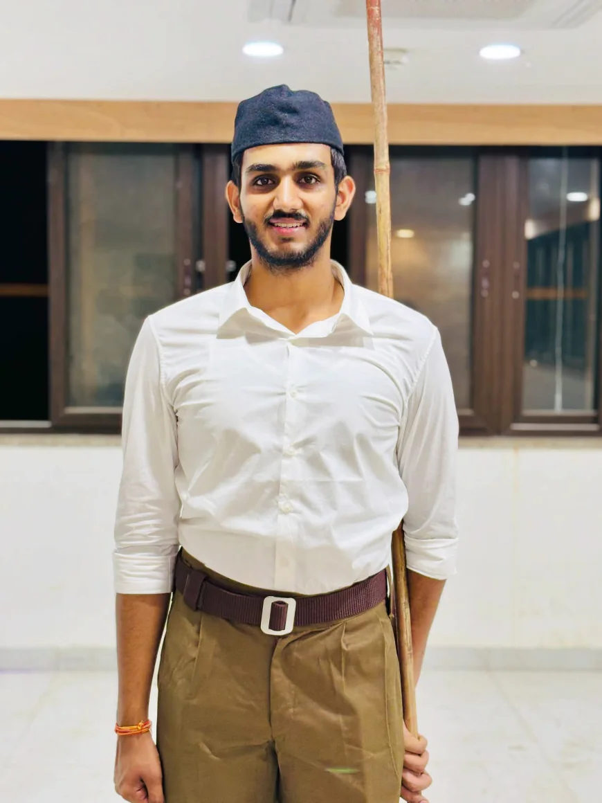 आर्यन मान आरएसएस वेशभूषा में: "हो गया है शंखनाद, शस्त्र हाथ में ले चला"
