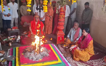 उपमुख्यमंत्री दिया कुमारी ने जोधपुर दौरे के दौरान बाबा रामदेव मंदिर के सैनाचार्य अचलानंद गिरी महाराज से लिया आशीर्वाद.