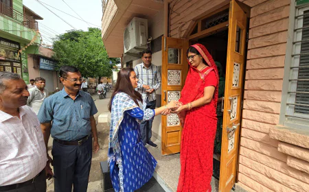 पीले चावल लेकर जिला कलेक्टर टीना डाबी पहुंची घर के बाहर, थार महोत्सव का दिया न्यौता