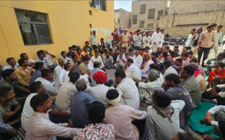 सांजटा गांव में RCC कार्य के दौरान दो युवकों की दर्दनाक मौत से दूसरे दिन भी धरना प्रदर्शन जारी रहा.