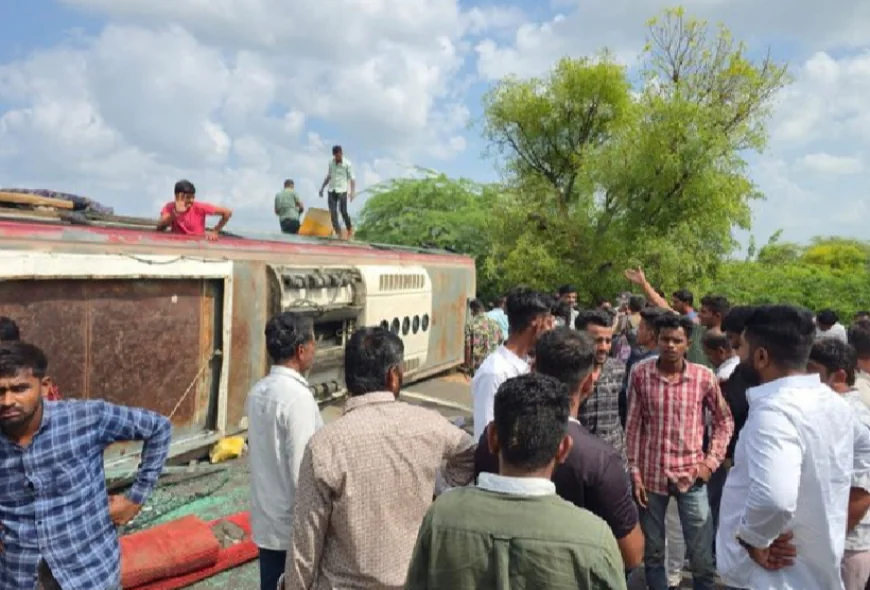 बालोतरा में बड़ा हादसा,NH-25 पर कल्याणपुर के पास निजी बस पलटी, 10 यात्री घायल...