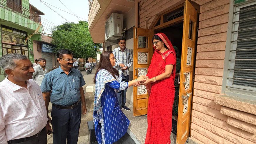 पीले चावल लेकर जिला कलेक्टर टीना डाबी पहुंची घर के बाहर, थार महोत्सव का दिया न्यौता