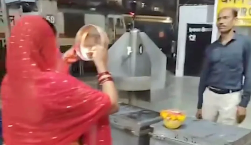 प्लेटफॉर्म पर सजा 'चांद का इंतजार', पत्नी ने लोको पायलट पति के लिए तोड़ा करवा चौथ का व्रत – कानपुर स्टेशन बना प्यार का साक्षी.