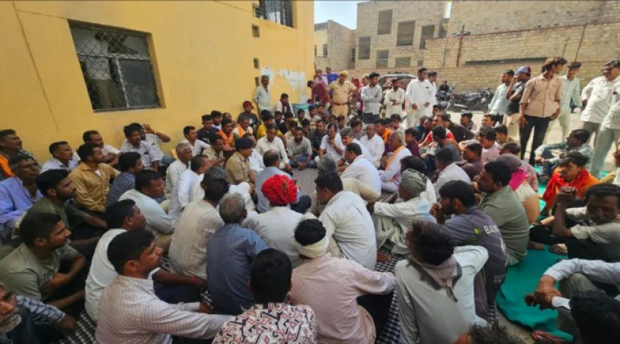 सांजटा गांव में RCC कार्य के दौरान दो युवकों की दर्दनाक मौत से दूसरे दिन भी धरना प्रदर्शन जारी रहा.