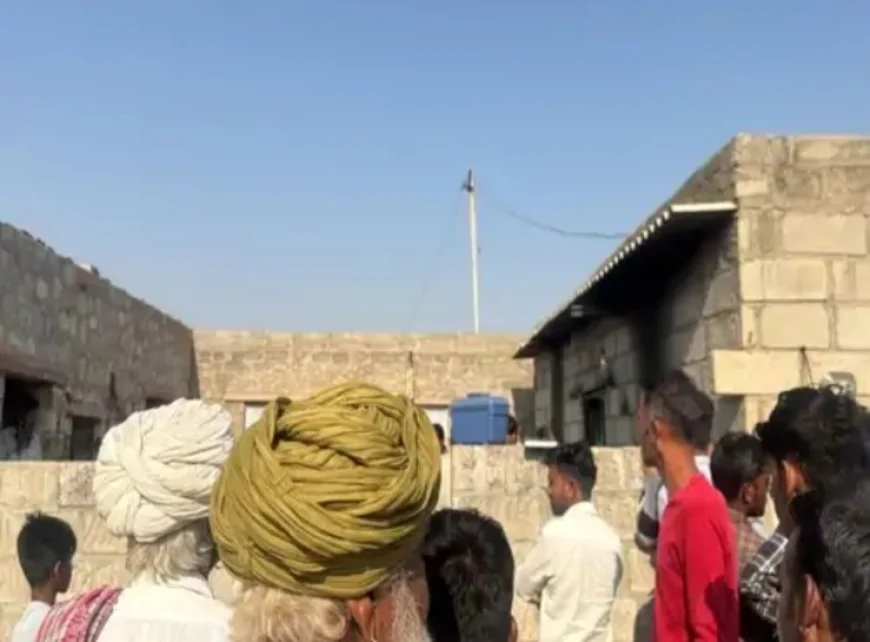 बाड़मेर जिले के भड़खा गांव में भयानक आग: घर में सोते हुए जिंदा जले दो भाई, तीसरे की हालत गंभीर, जोधपुर रेफर
