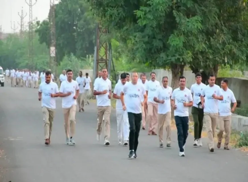 बाड़मेर SP ने अधिकारियों और जवानों के साथ लगाई दौड़: विधायक प्रियंका चौधरी और कलेक्टरटर टीना डाबी ने दिलाई शपथ, स्टूडेंट्स ने भी लिया भाग