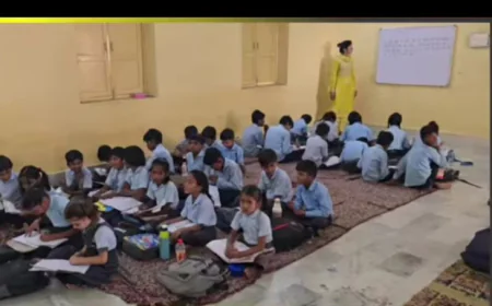 बाड़मेर जिले में सरकारी इंग्लिश मीडियम स्कूल की बदहाली: एक ही हॉल में 4 कक्षाएं, बच्चों का भविष्य खतरे में
