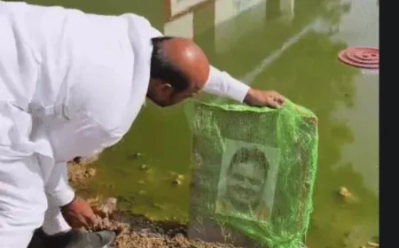 कीचड़ के ढेर पर कांग्रेस का 'सद्बुद्धि यज्ञ': मुख्यमंत्री सद्भावना केंद्र के बाहर गंदगी का अनोखा विरोध, सीएम की फोटो पर बांधी मच्छरदानी