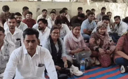 बाड़मेर में हेल्थ ऑफिसरों का धरना: 19 महीने से लंबित इंसेंटिव और विलंबित सैलरी पर फूटा गुस्सा, CMHO कार्यालय पर जमकर नारेबाजी