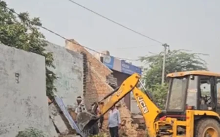 कच्चा कुंडा में अतिक्रमण हटाओ अभियान: ड्रेनेज सिस्टम और फोर-लेन रोड की तैयारी, स्थानीयों ने खुद तोड़े मकान