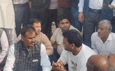 भरतपुर के रूपवास में व्यापारी पर फायरिंग: विधायक समेत व्यापारियों का धरना, बाजार बंद; तीन दिन में गिरफ्तारी का आश्वासन