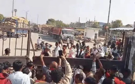 कोटा में भामाशाह मंडी के गेट 2 पर किसानों का हंगामा: एंट्री में देरी से भड़के किसान, ट्रैक्टर-ट्रॉलियों की लगी लंबी कतारें