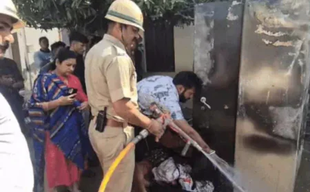 मंदिर में जल रहे दिए से घर में लगी आग: अलमारी में रखे लाखों के सोने-चांदी के आभूषण गल गए, घर में रखा सामान राख