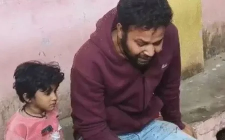 लखनऊ-आगरा एक्सप्रेस-वे पर स्लीपर बस पलटी, 5 साल के अनुराग का सिर धड़ से अलग, माँ ICU में मौत से जंग लड़ रही, पिता का रो-रोकर बुरा हाल.