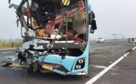 कोटा के 8 लाइन हाईवे पर भीषण सड़क हादसा: दिल्ली-इंदौर जा रही स्लीपर बस दुर्घटनाग्रस्त, 2 की मौत, 12 यात्री घायल