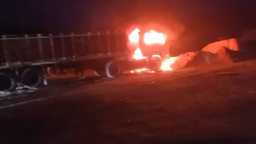 पार्किंग में खड़े ट्रेलर में भीषण आग, केबिन में सो रहे चालक की जलने से दर्दनाक मौत