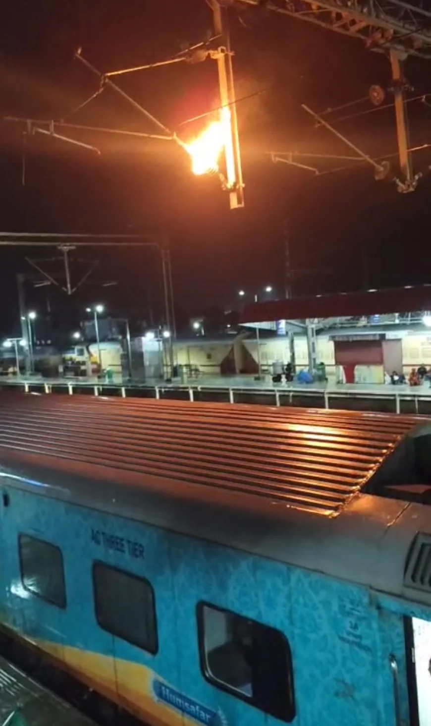 मारवाड़ जंक्शन रेलवे स्टेशन पर कर्मचारी की साहसिक कार्रवाई से टला बड़ा रेल हादसा: एसी कोच की ओवरहेड लाइन में लगी आग