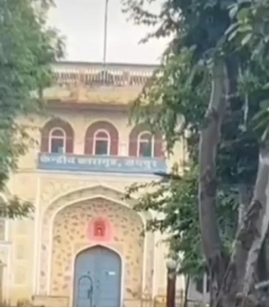 जयपुर सेंट्रल जेल में फिर बरामद हुआ मोबाइल: बैरक के बाहर जंगले में छिपाकर रखा था, गश्ती दल को सर्च अभियान में मिला