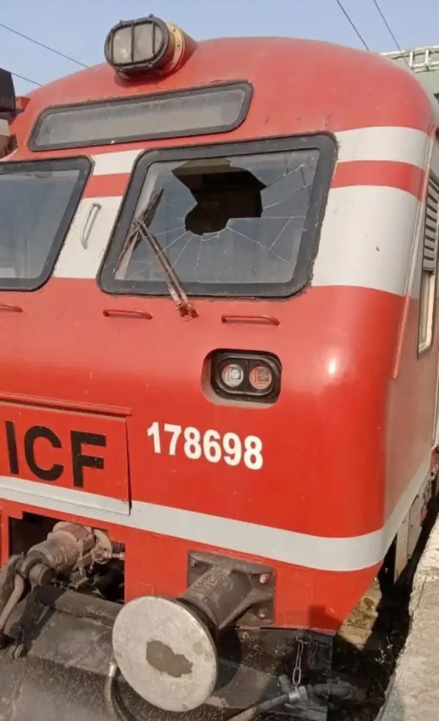 जम्मू-कश्मीर: चलती ट्रेन से टकराई चील, विंडस्क्रीन टूटी, लोकोपायलट घायल; अनंतनाग में ट्रेन रोककर पक्षी को सुरक्षित निकाला...वीडियो वायरल