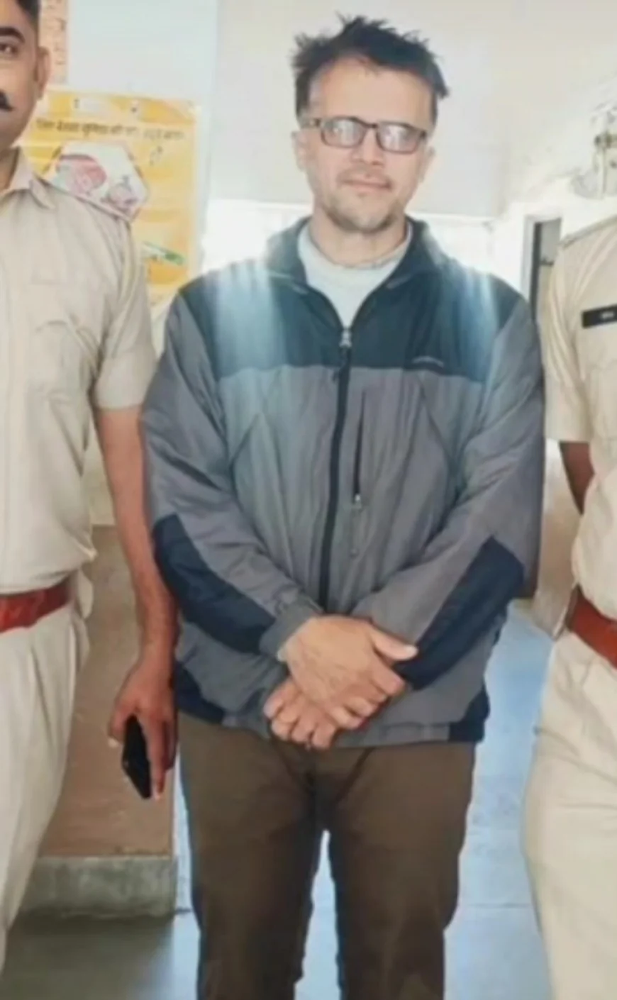 उदयपुर में मूर्ति पूजा पर विवादित टिप्पणियों वाले पर्चे बांटने के आरोपी को पश्चिम बंगाल से गिरफ्तार: पत्नी संग सालगिरह मनाने आया था, लौटते समय दुकानों में फेंक गया पर्चे