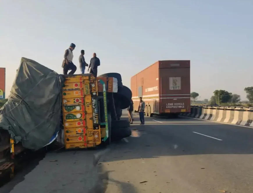 अजमेर में डाई नदी की पुलिया पर बेकाबू ट्रक पलटा: पंजाब निवासी ड्राइवर की मौके पर मौत, क्लीनर गंभीर रूप से घायल, JLN अस्पताल में भर्ती