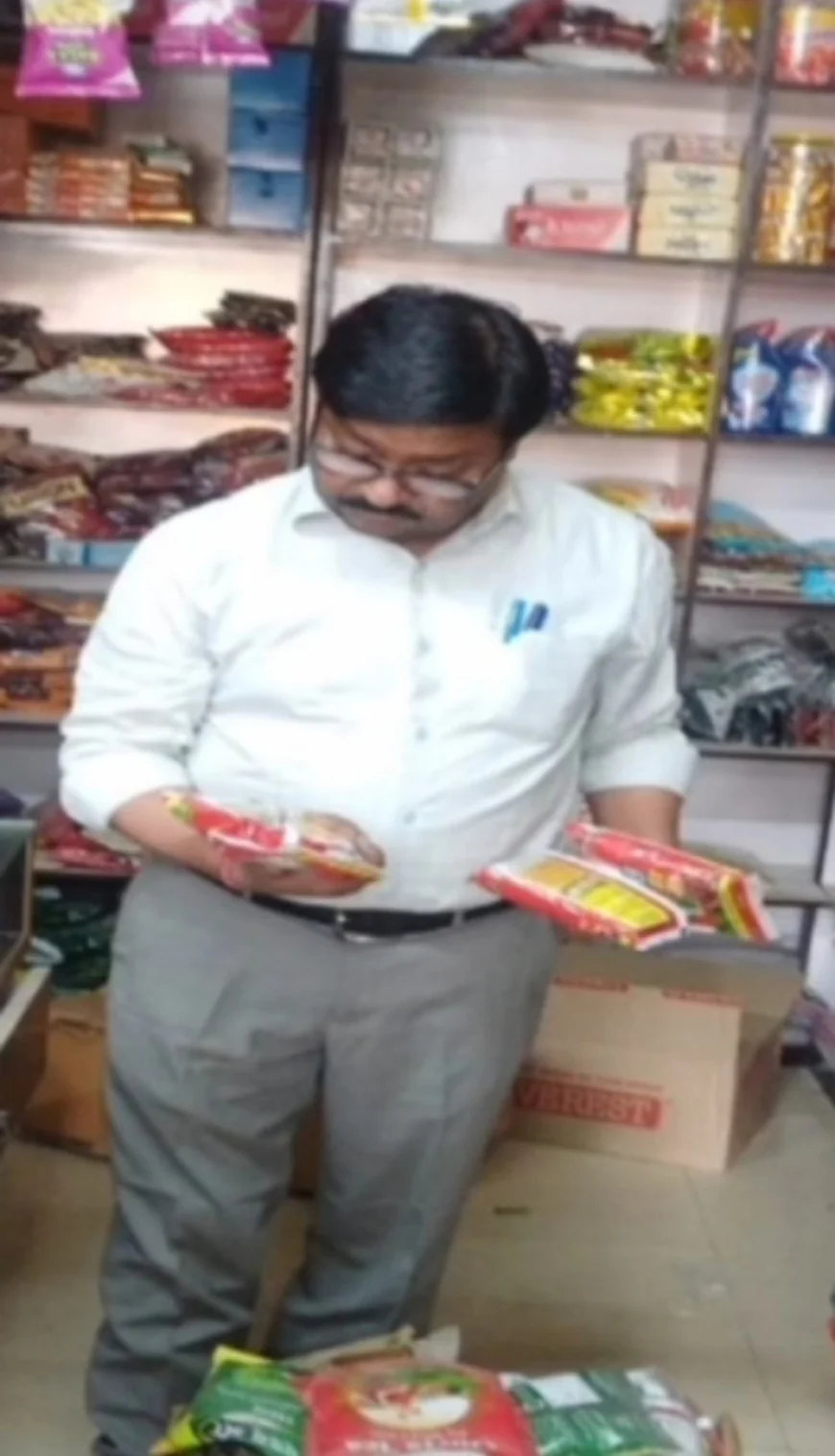 बाड़मेर में फूड इंस्पेक्टर का सख्त कार्रवाई: घी-तेल के सैंपल लिए, 43 किलो अवधिपार खाद्य पदार्थों को मौके पर नष्ट किया